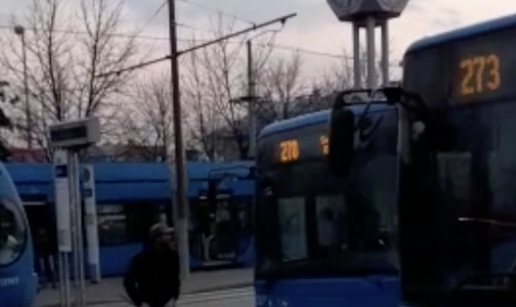 Iščupao brisač s autobusa pa njime razbio staklo na dva busa i iščupao retrovizor na autu