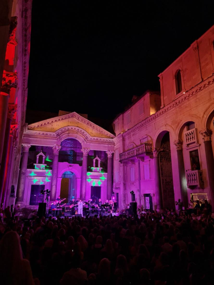 Zorica Kondža na Peristilu slavi 35 godina solo karijere: 'Split je uvik raspivan od prve pisme...'