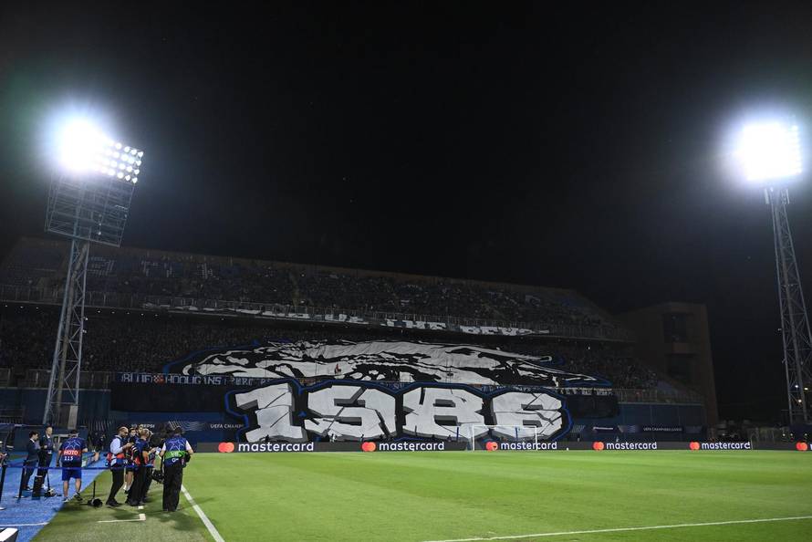 Atmosfera na tribinama tijekom utakmice Dinama i Vikinga u play-offu za ulazak u UEFA Ligu prvaka