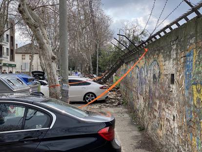 In Dobanovacka Street in Zemun, the wall, that is, the brick fence, of the FC Zemun stadium fell, and on that occasion, eight parked cars were damaged.

U Dobanovackoj ulici u Zemunu pao je zid, odnosno ograda od cigle, stadiona FK Zemun i tom prilikom os