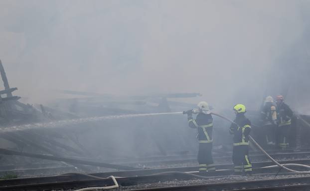 Gore barake uz prugu u Osijeku