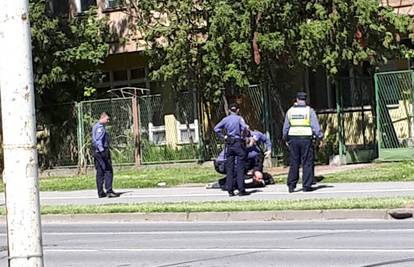Ekskluzivna snimka iz Osijeka: Mahao nožem i prijetio policiji