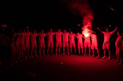 FOTO Veliki doček za prvake u futsalu: Kod studentskog doma bile stotine ljudi, palili baklje