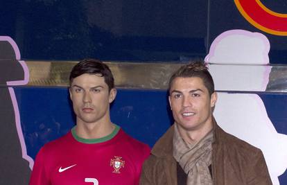 Ronaldo šalje svog frizera da uređuje kosu na njegovu kipu