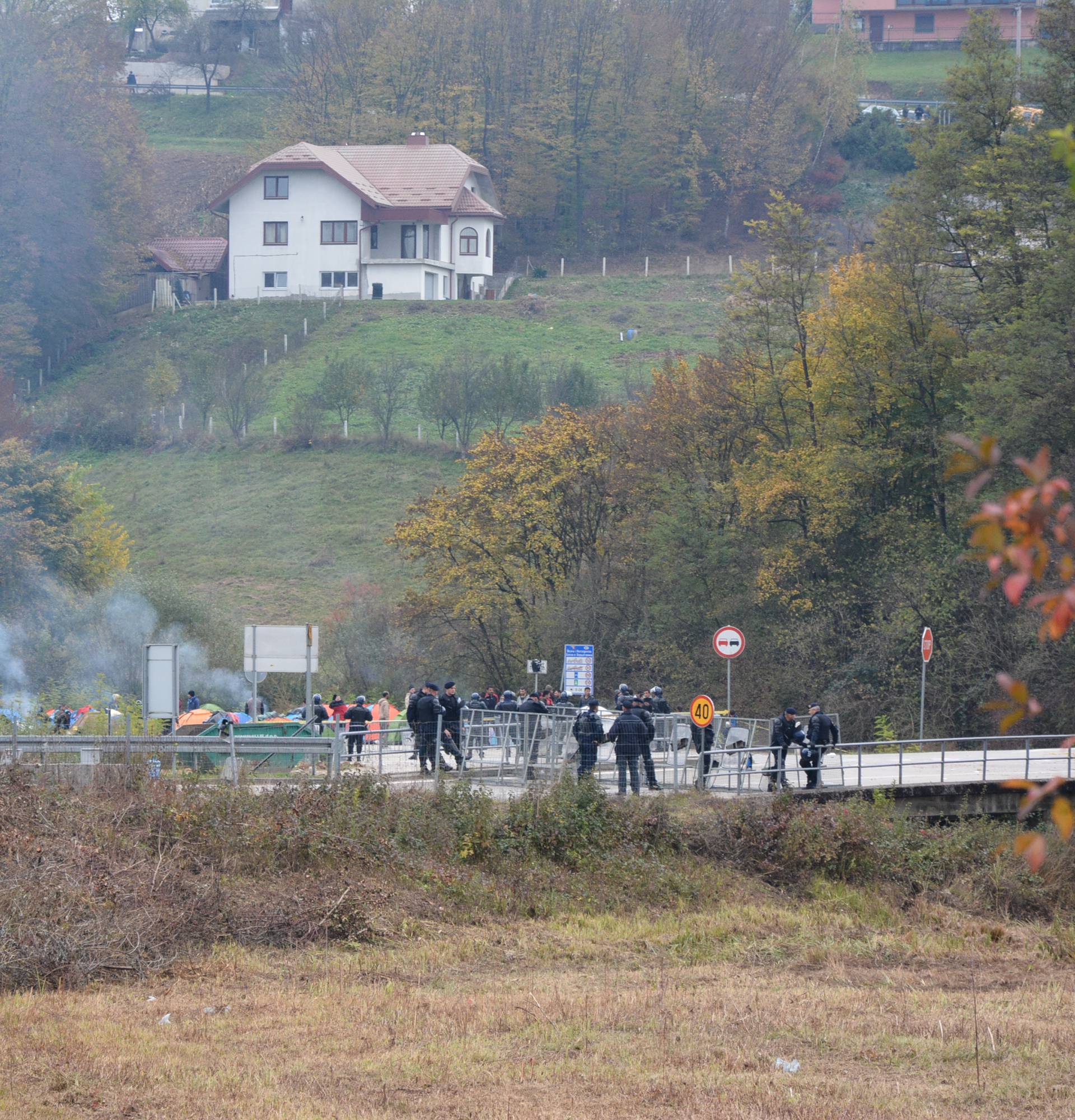 Autobusi su odvezli migrante s prijelaza u Velikoj Kladuši