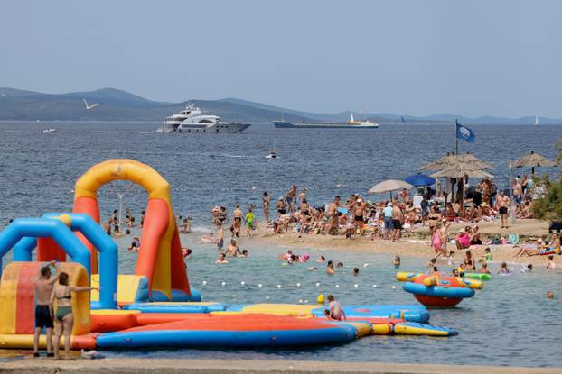 Zadar: Velik broj kupača na plaži Kolovare