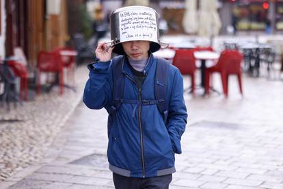 Sarajevo: Kinez se loncem štiti od elektromagnetskog zračenja