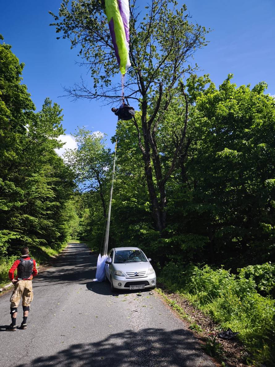 Paraglajder zapeo u krošnji na drvetu kraj Zagreba: Pilot je skočio na auto ispod drveta