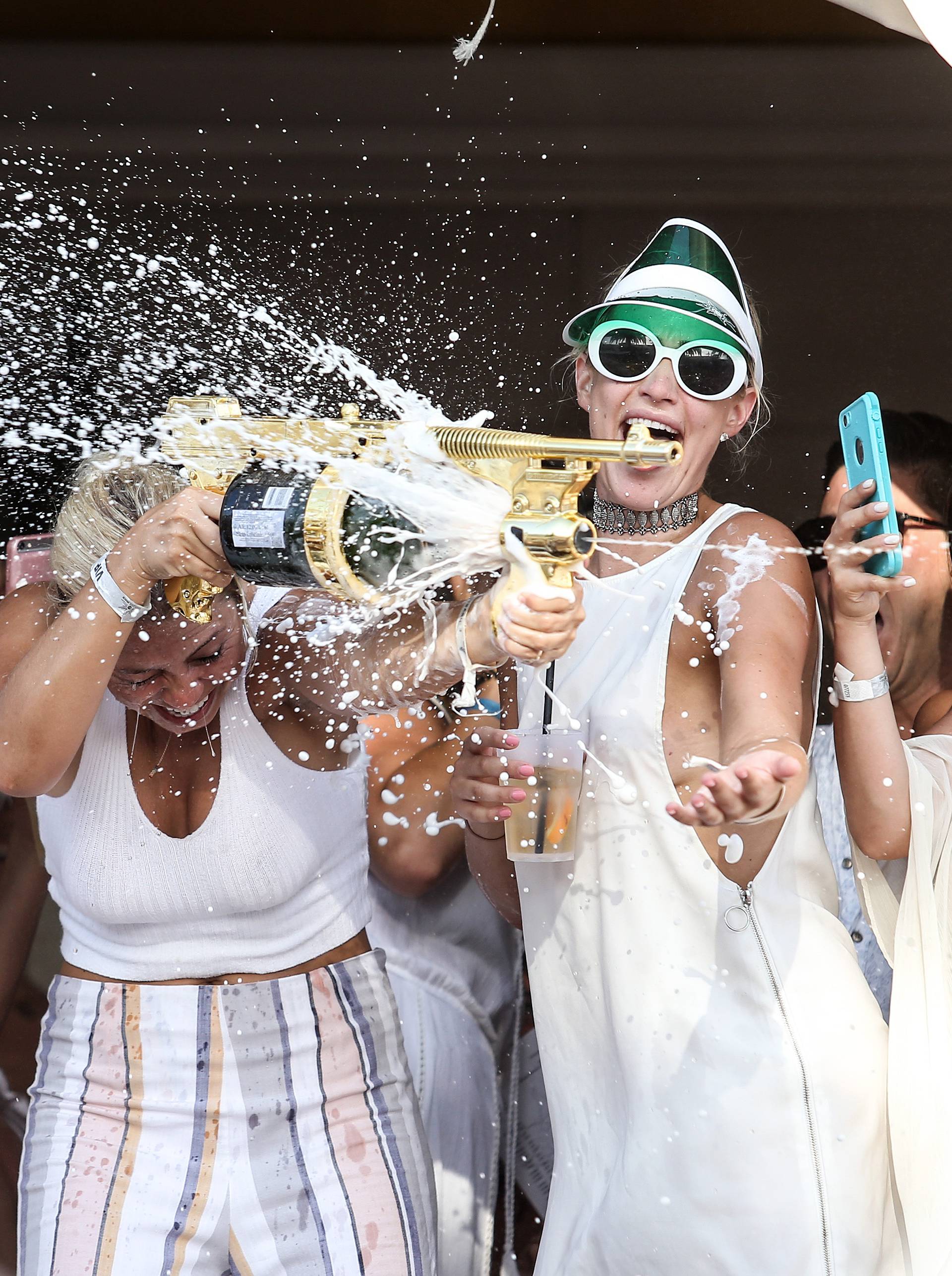 Razuzdana zabava na Hvaru: Gole grudi i potoci šampanjca