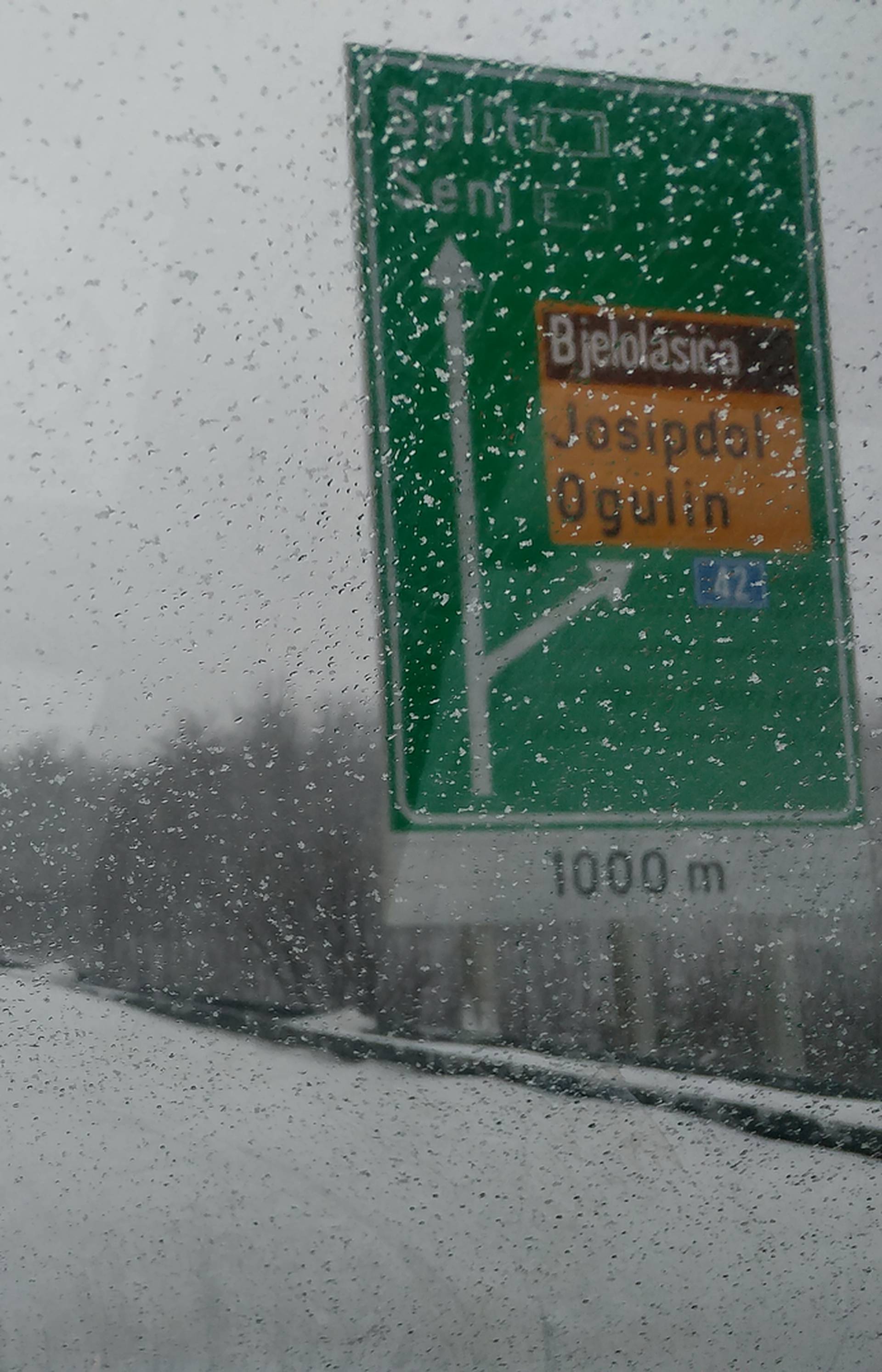 'Vrijeme je vrlo opasno': Bura i snijeg zatvorili su brojne ceste