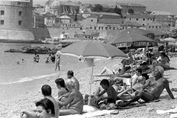 Dubrovnik: Brojni posjetitelji uživaju u kupanju i sunčanju na plaži Banje, kolovoz 1990.