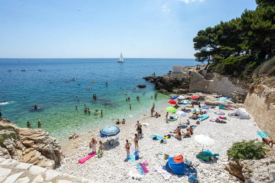 Pula: Havajska plaža na Verudeli raj je za kupače i ljubitelje skokova sa stijena