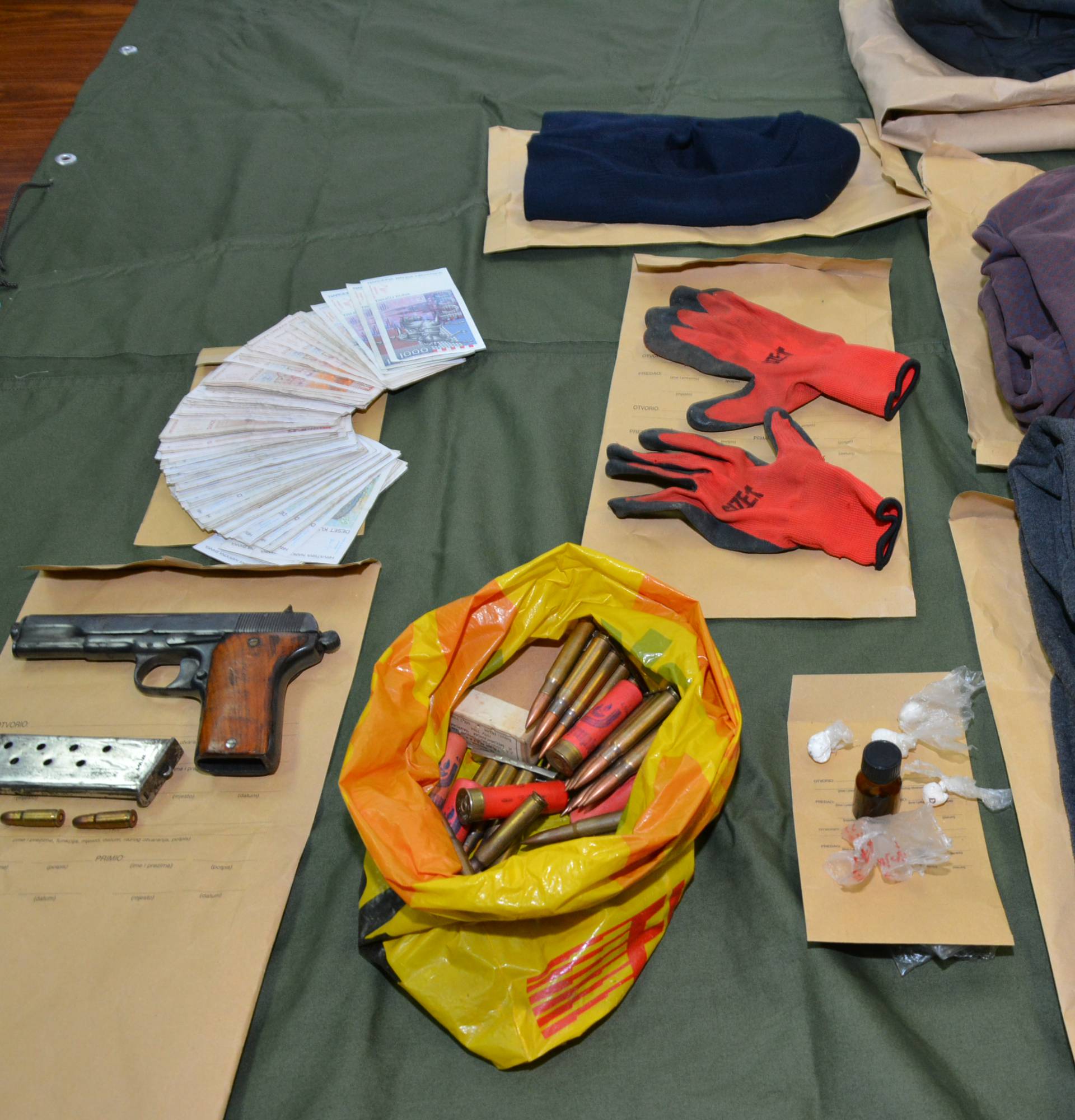 Uhitili razbojnike: Našli metke, eksploziv, pušku, minu i bombe