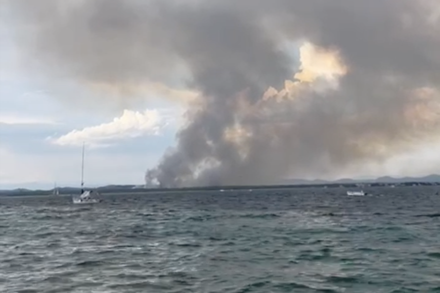 Snimke požara između Vodica i Jadrije s otoka Zlarina