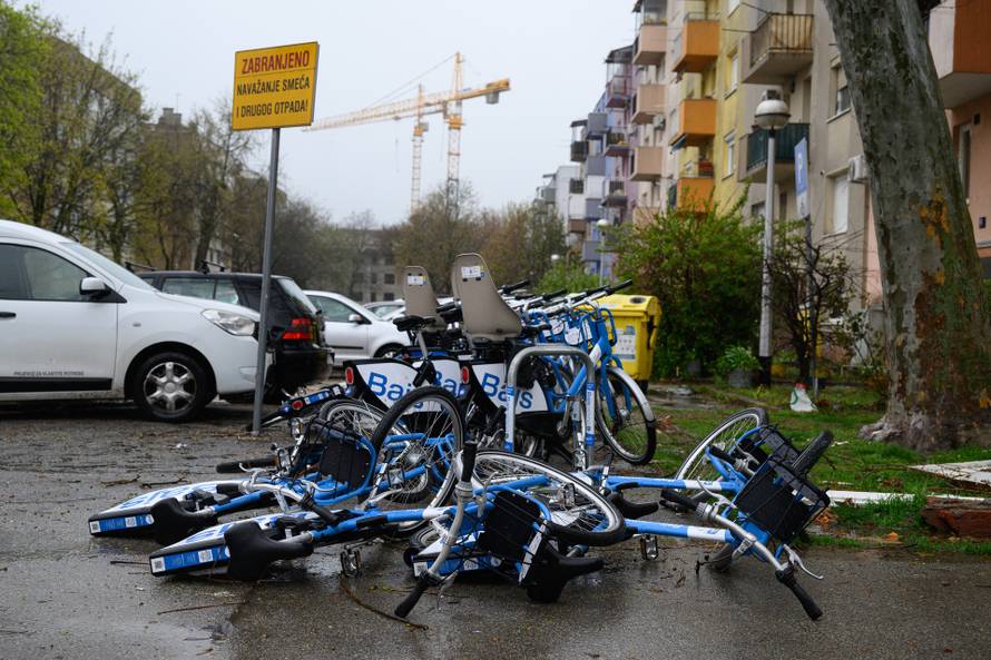 Zagreb: Olujni vjetar poharao Špansko, dignuti krovovi i isčupana stabla 