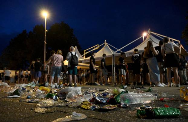 Zagreb: Skupljanje boca za vrijeme koncerta Marka Perkovića Thompsona 