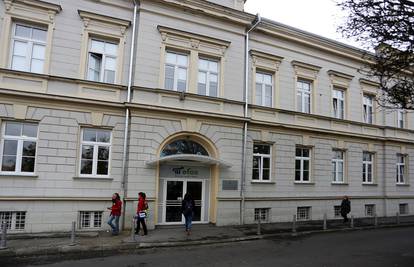 Osijek: Cijeli fakultet prebacio se na online nastavu, na koronu pozitivna jedna predavačica