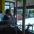 Vozač busa razgovarao 15 minuta na mobitel u vožnji