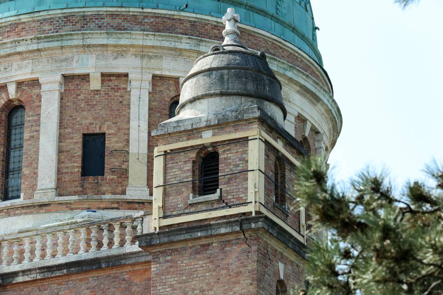 Mirogoj devastiran: U potresu oštećeno čak 6000 grobova...