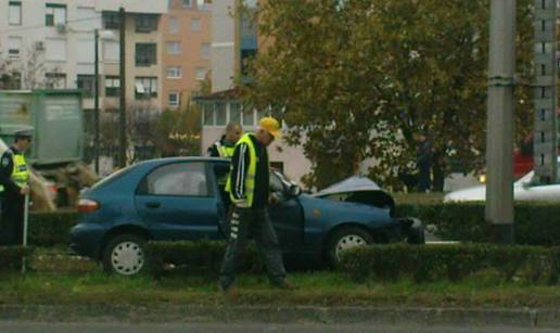 Zagreb: Na Mostu mladosti autom se zaletio u stup