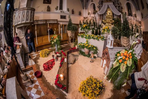 Jelsa: Ispraćaj jelšanskog križa i početak procesije "Za križen"