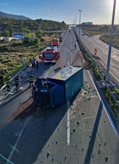 FOTO Prevrnuti kamion i rasute boce. I dalje u prekidu promet zbog nesreće kod Dugopolja