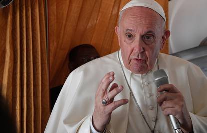 Papa Franjo upozorio: 'Bacanje plastike u more je zločin!'