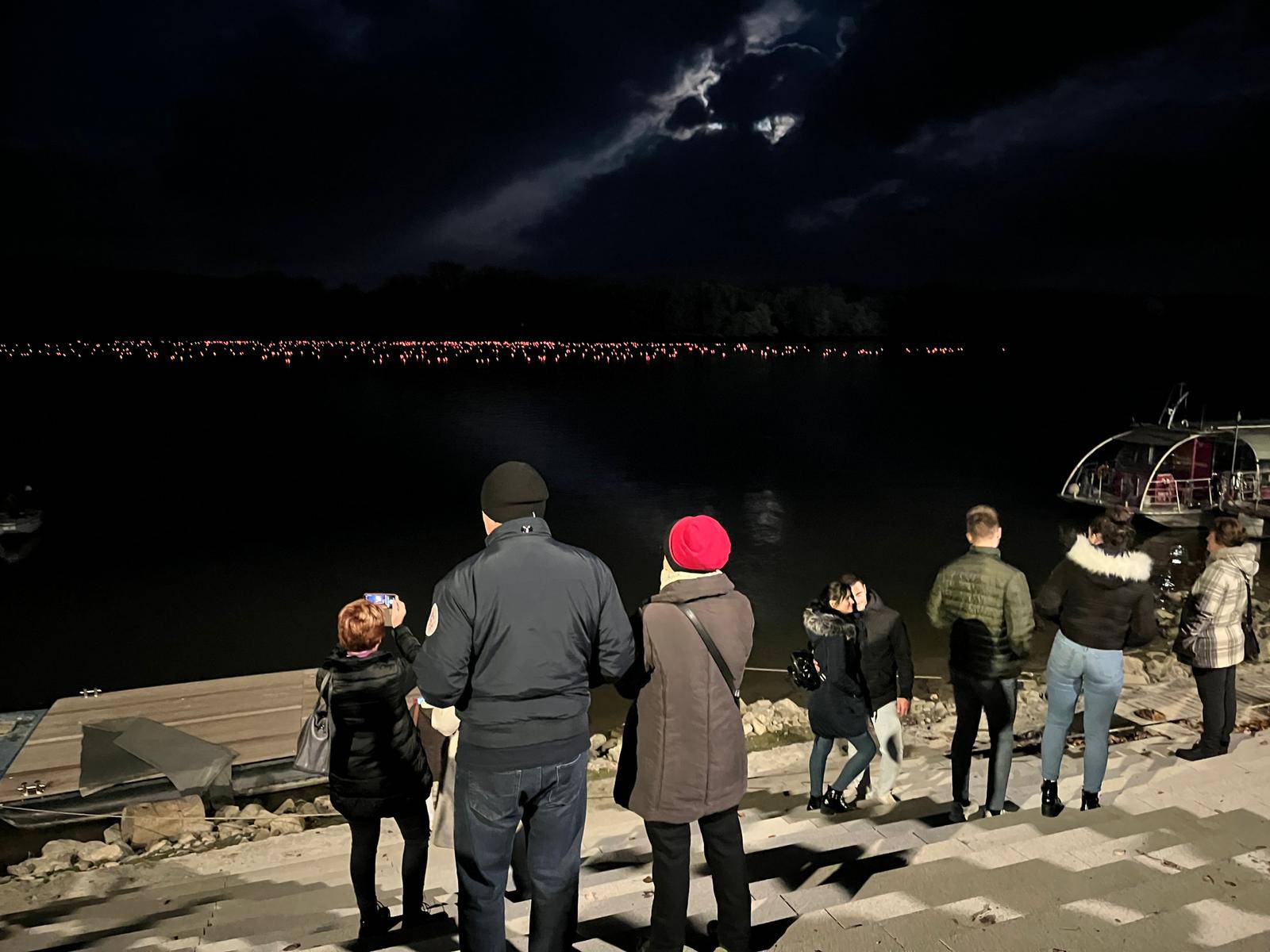 VIDEO Svjetlosna rijeka sjećanja na Dunavu, u Splitu stotine ljudi na mimohodu kroz Vukovarsku