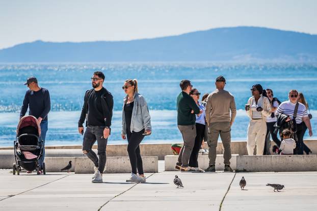 Split: Građani i turisti koriste toplo i sunčano vrijeme za šetnju i istraživanje grada