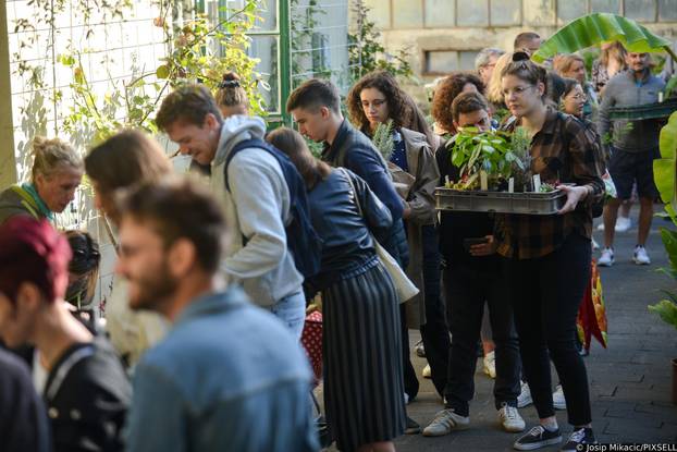 Zagreb: Veliki interes izazvala je godišnja rasprodaja viška biljaka u Botaničkom vrtu