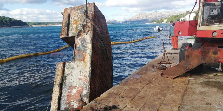 Brački 'Titanic' režu dio po dio, cijena vađenja - 180.000 kuna