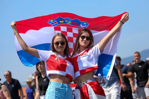 Zagreb: Tisuće fanova Thompsona prolazi Mostom Slobode koji je zatvoren za promet