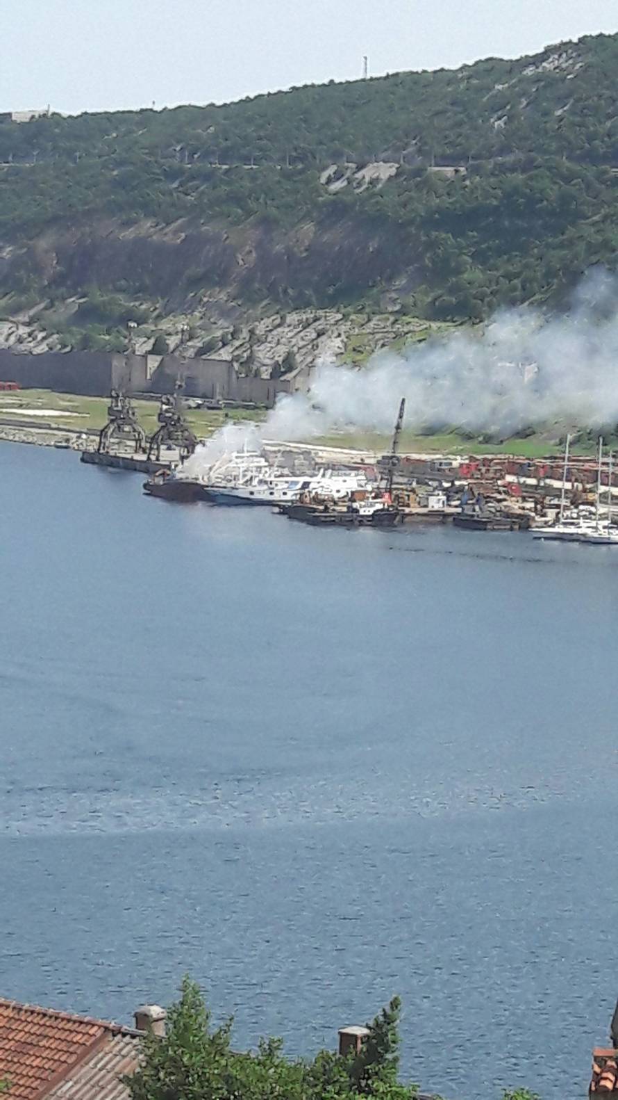 Gust dim sukljao Bakrom, zapalila se ribarica na vezu