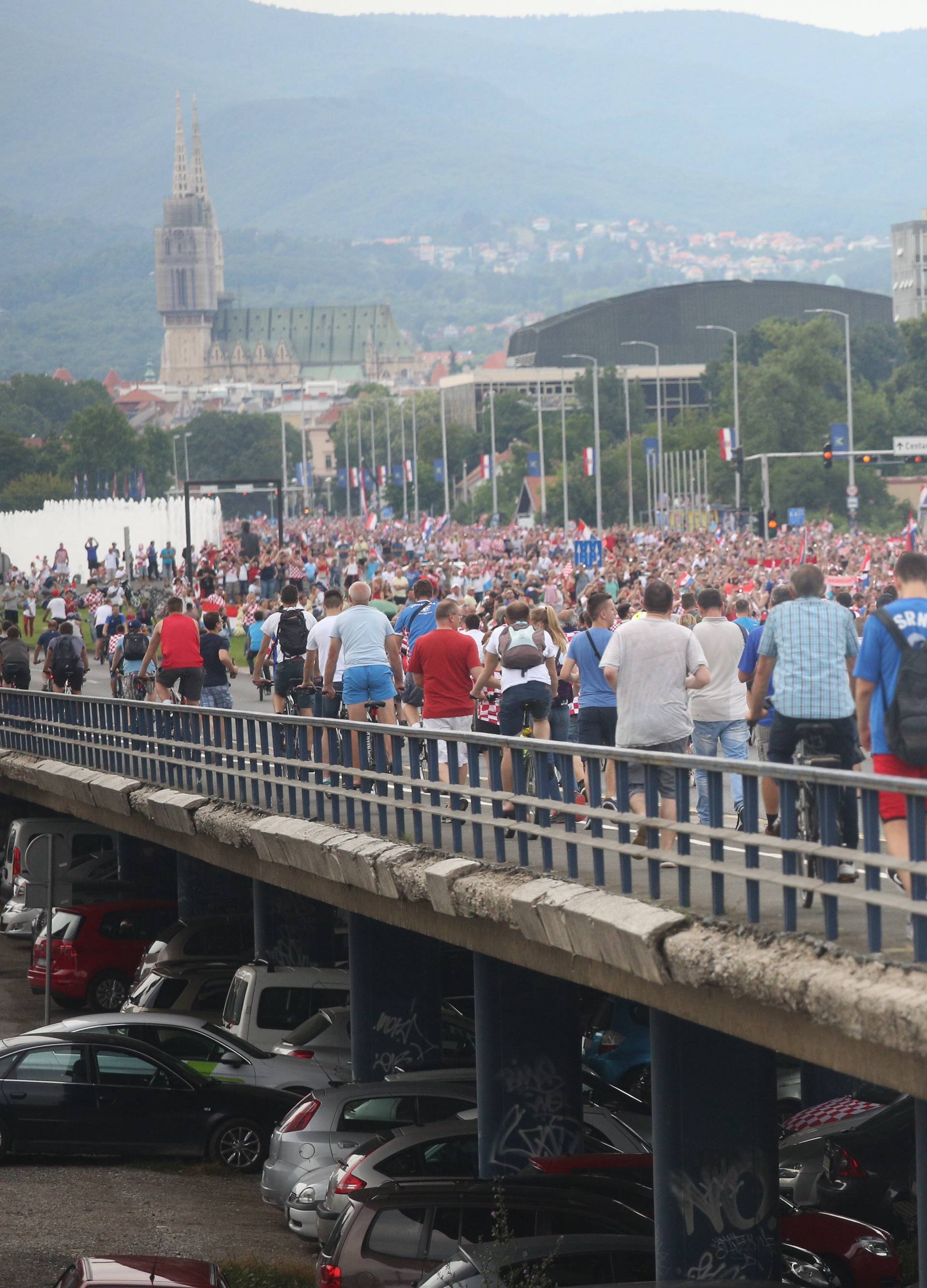 Okupljeni graÄani na Mostu slobode pozdravljaju Vatrene