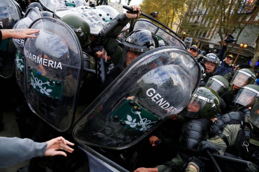 Protests erupt in Argentina as congress fails to meet quorum for pension hike