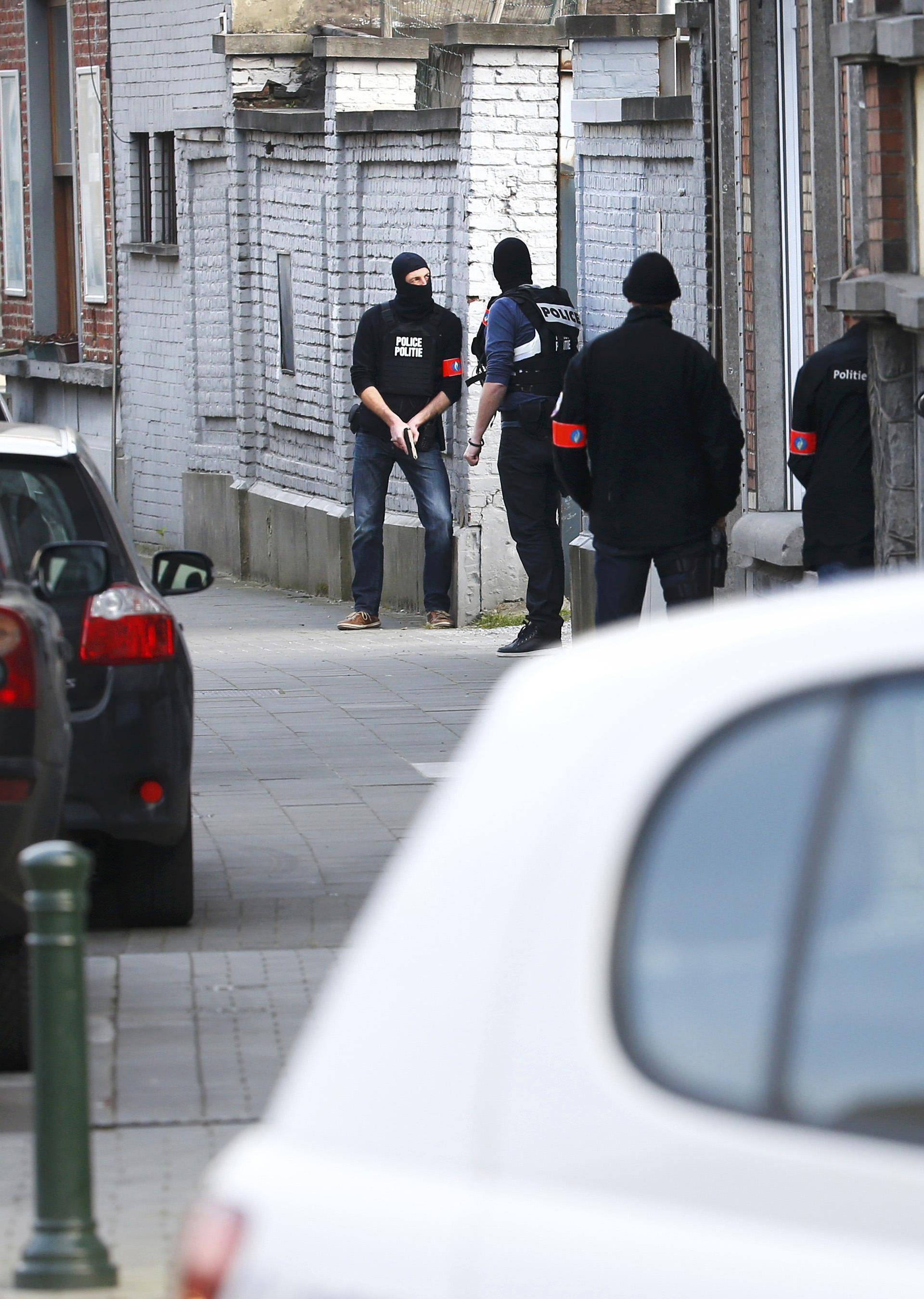 Jedan osumnjičeni za napade u Parizu ubijen, dvojica u bijegu