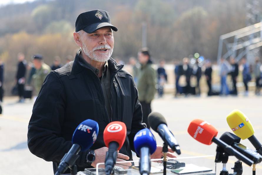 Ministar Anušić i general Kundid na prvom danu TVO-a na Slunju