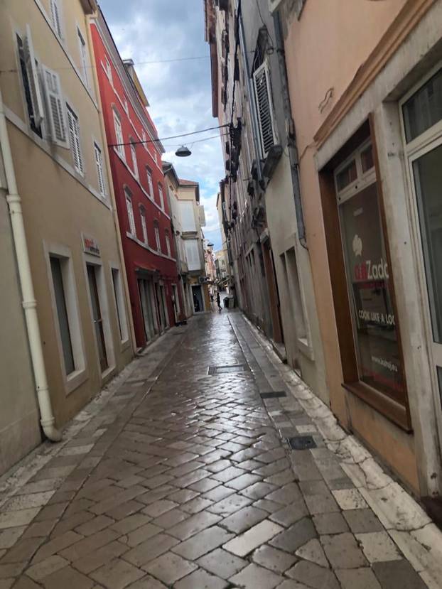 Zadar prošle godine i danas: Zbog korona virusa ulice prazne