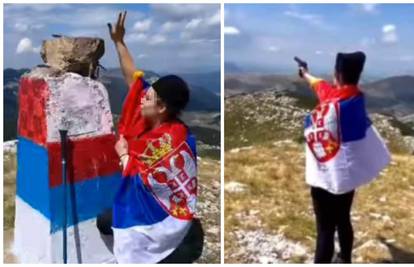 Snimka koja je zgrozila javnost: Umotana u srpsku zastavu digla tri prsta i zapucala prema Kninu