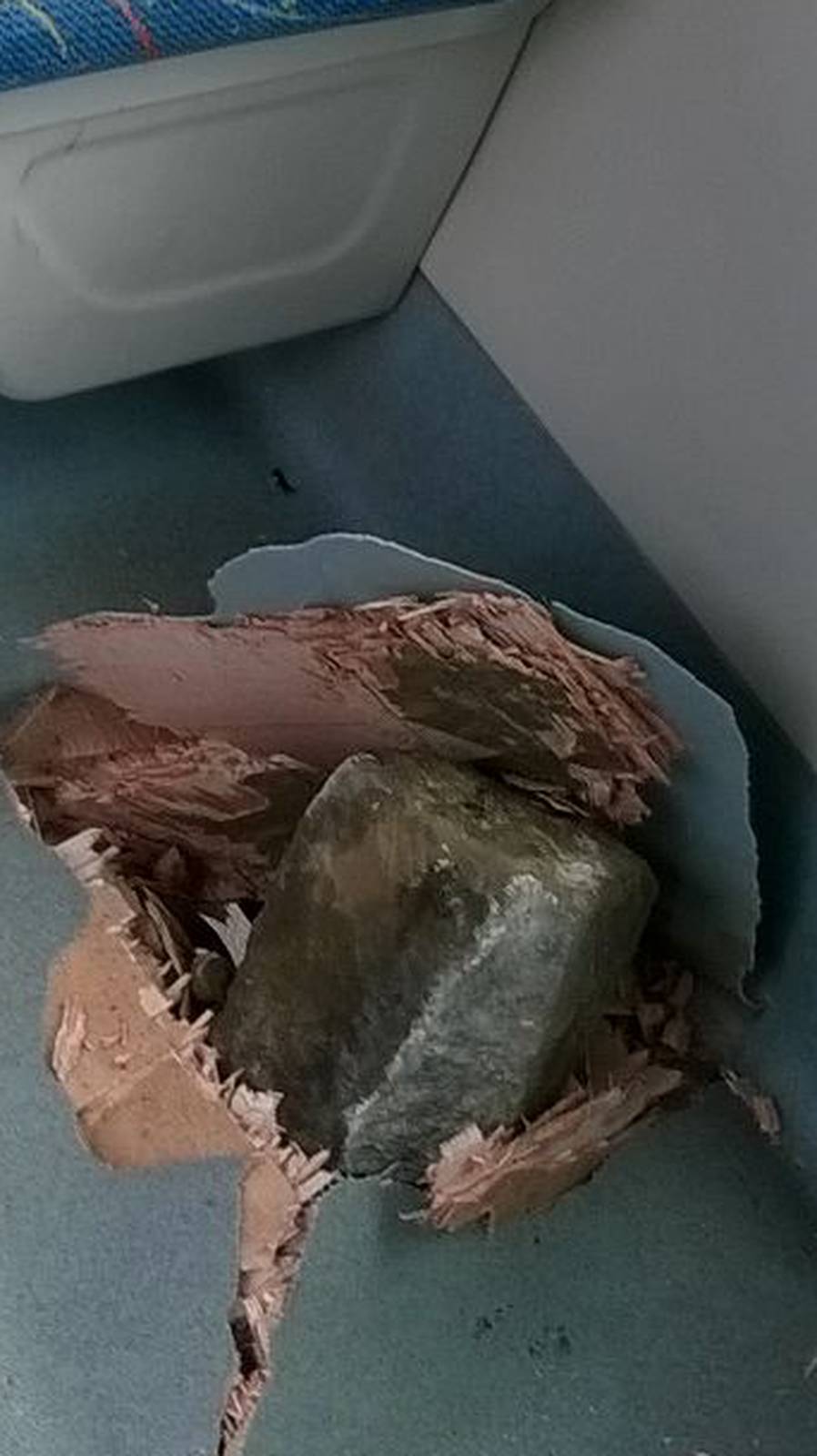 Netom prije tu je sjedila žena: Kamen probio pod tramvaja 11