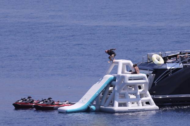 Obiteljski odmor slavnog podcastera na Braču: Joe Rogan uživa na superjahti, kupa se i skače u more