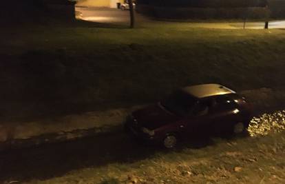 VIDEO Sletio s ceste u Zagrebu i autom završio u potoku: 'Jedva su ga policajci uspjeli izvući van'
