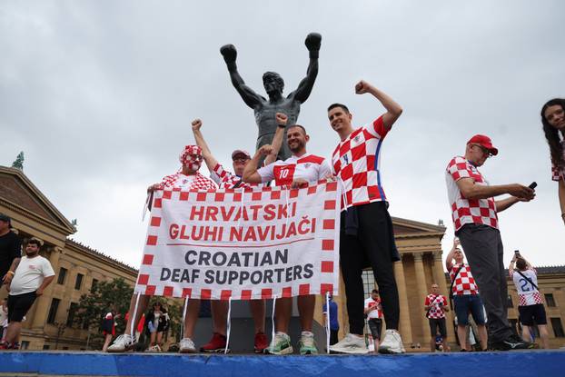 SP 2026 Philadelphia: Navijači Hrvatske fotografiraju se uz spomenik Rockyju