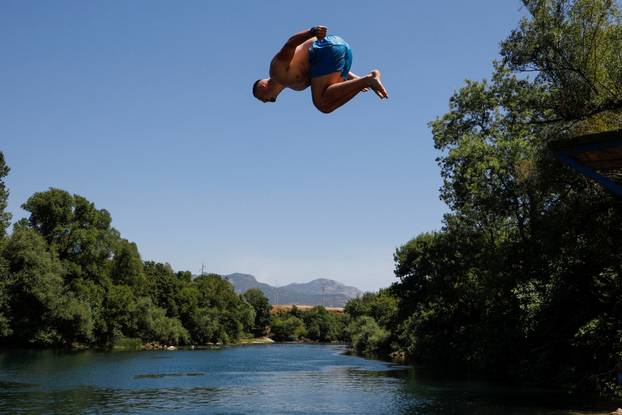 Residents and tourists battle heatwave in Podgorica