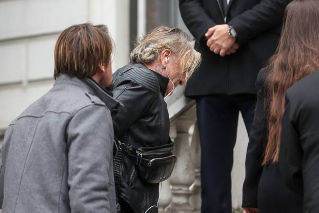 Sarajevo: Dolazak uzvanika na komemoraciju za Halida Bešlića u Narodno pozorište 