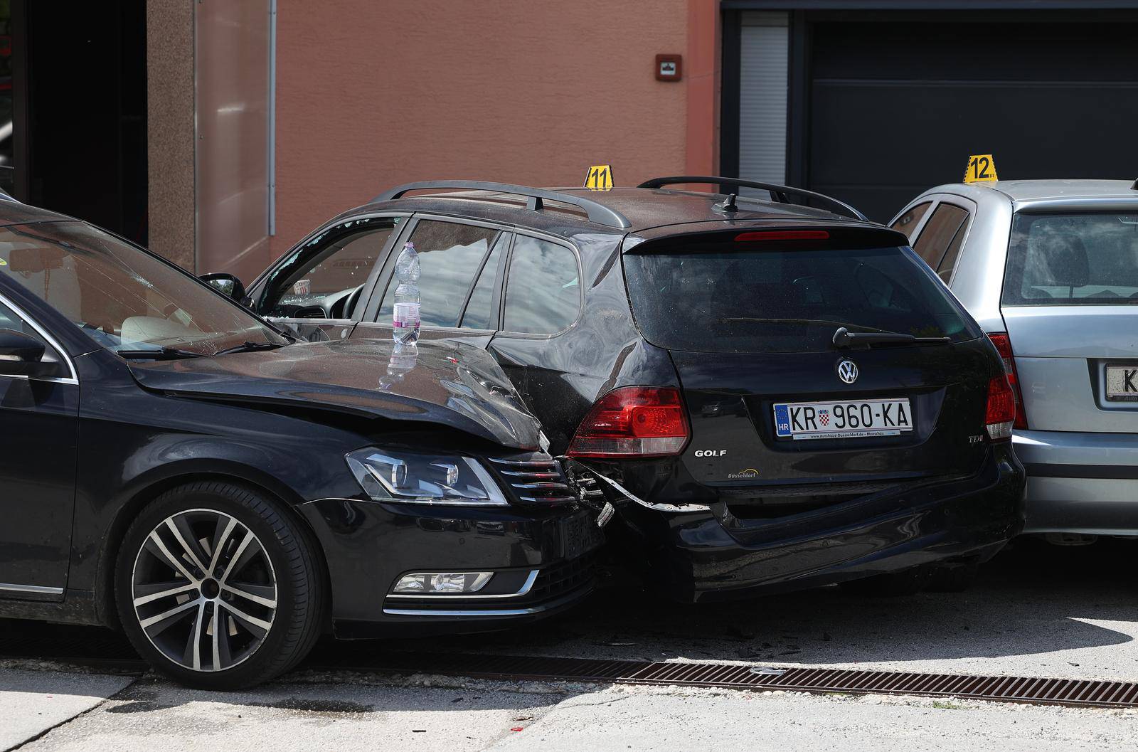 Krapina: Vozač automobila se zabio u ljude i parkirana vozila ispred trgovine