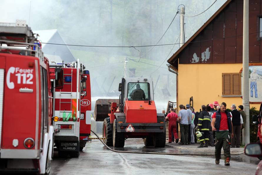 Proširila se iz sjenika: Vatra je progutala tri kuće kraj Čabra