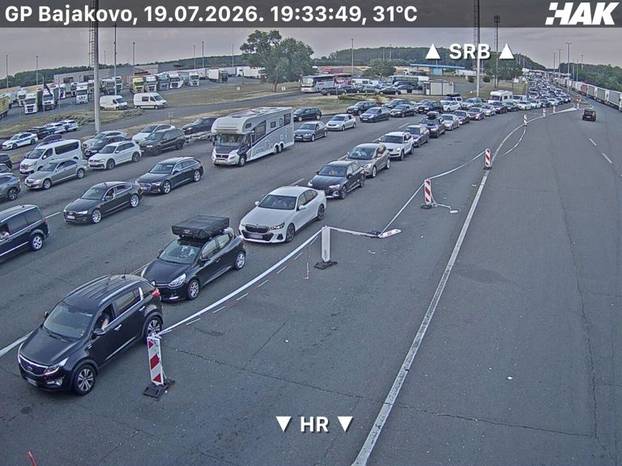 FOTO Ogromne gužve na cestama. Vozi se u kolonama