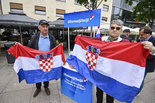 Zagreb: Zajednica utemeljitelja HDZ-a "Dr. Franjo Tuđman" daruje građanima hrvatske zastave