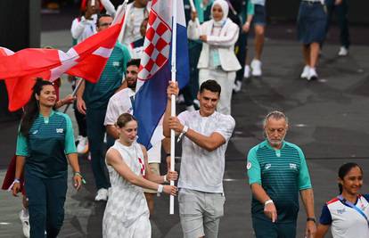 Lena Stojković i Ivan Šapina su nosili hrvatsku zastavu na zatvaranju Olimpijskih igara